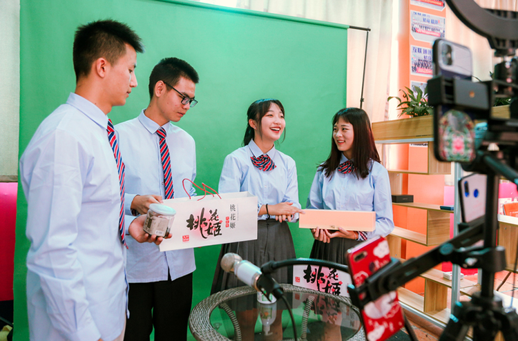 3新華學(xué)子直播帶貨