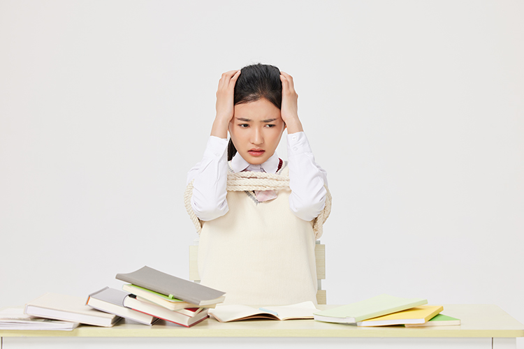 攝圖網(wǎng)_501751900_學(xué)習(xí)遇到困難困惑的女學(xué)生（企業(yè)商用）