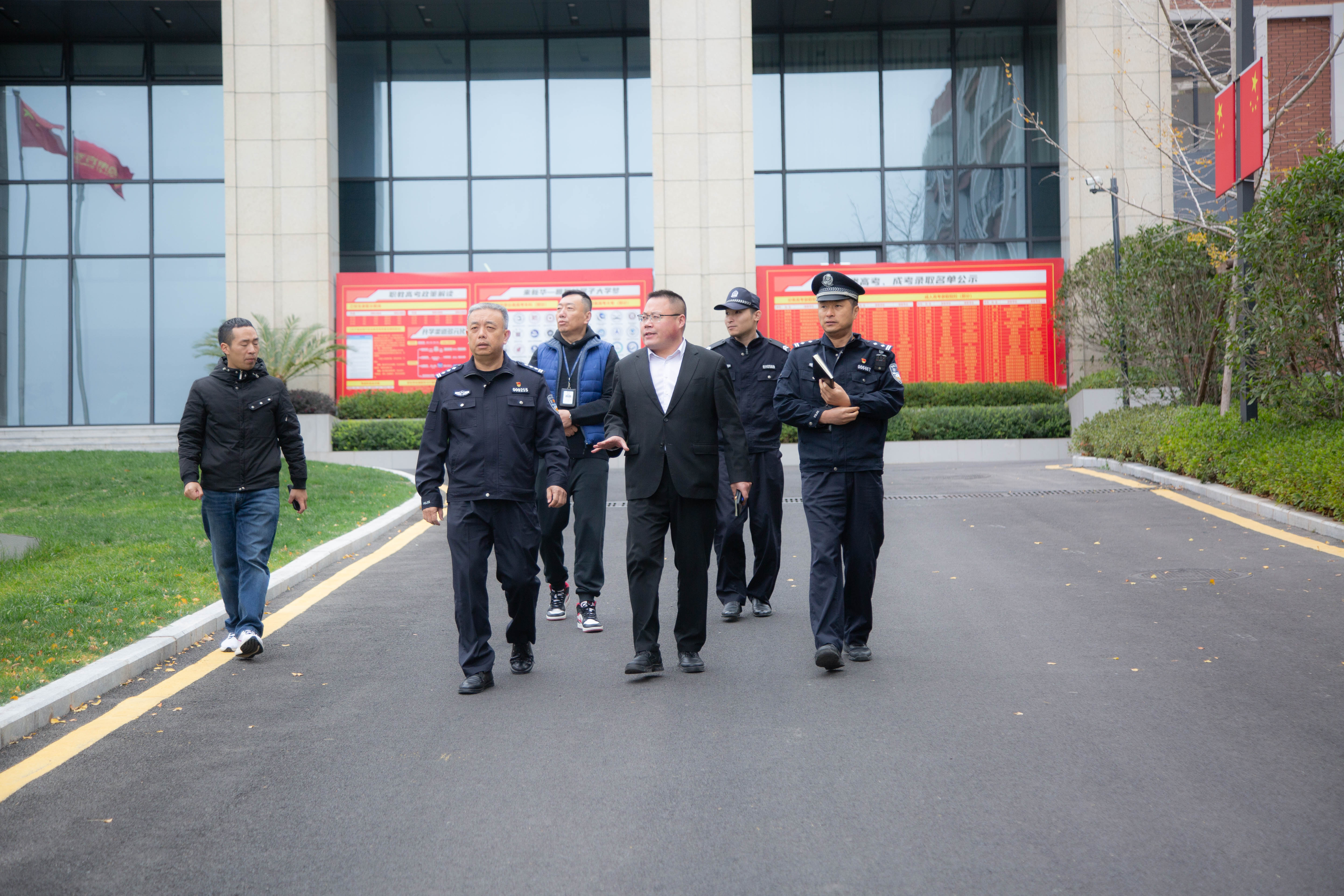 貴陽市新華電腦中等職業(yè)學校迎來貴陽市公安局經(jīng)開分局熊政委校園安全檢查